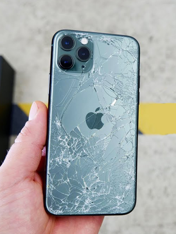 Adım Deneyimli kişi arkasında  iPhone 11 Arka Cam Kapak Değişimi – iPhone İzmir Servisi